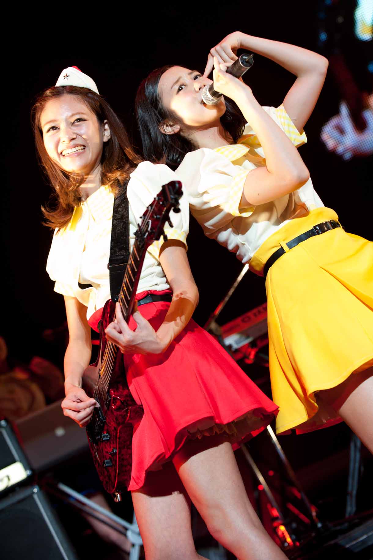 左から安斉奈緒美（G）、森詩織（Vo）。
