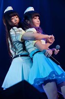 左から根岸愛、増井みお。