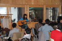 さいとうまりなのカフェライブの様子。