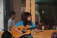 さいとうまりなのカフェライブの様子。