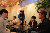 カフェ店員として接客するさいとうまりな。