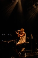 「5th Anniversary 阿部真央らいぶ “お力添え、願います。” ツアー2014」東京・Zepp Tokyo公演でのAimer。