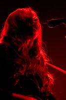 「5th Anniversary 阿部真央らいぶ “お力添え、願います。” ツアー2014」東京・Zepp Tokyo公演での阿部真央。