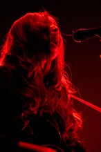 「5th Anniversary 阿部真央らいぶ “お力添え、願います。” ツアー2014」東京・Zepp Tokyo公演での阿部真央。