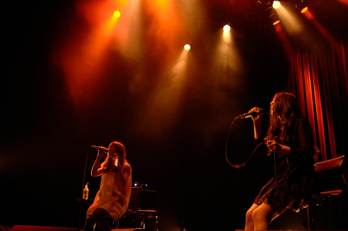 左からAimer、阿部真央。