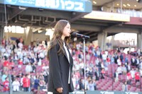 国歌斉唱する片平里菜。