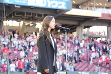 国歌斉唱する片平里菜。