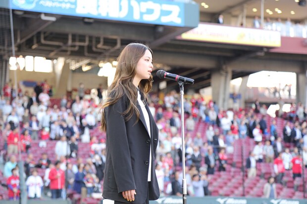 国歌斉唱する片平里菜。