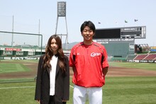 左から片平里菜、広島東洋カープの大瀬良大地投手。
