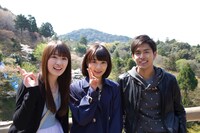 左から高山一実、深川麻衣、K。