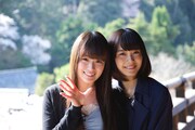 左から高山一実、深川麻衣。