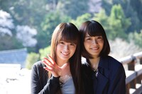 左から高山一実、深川麻衣。