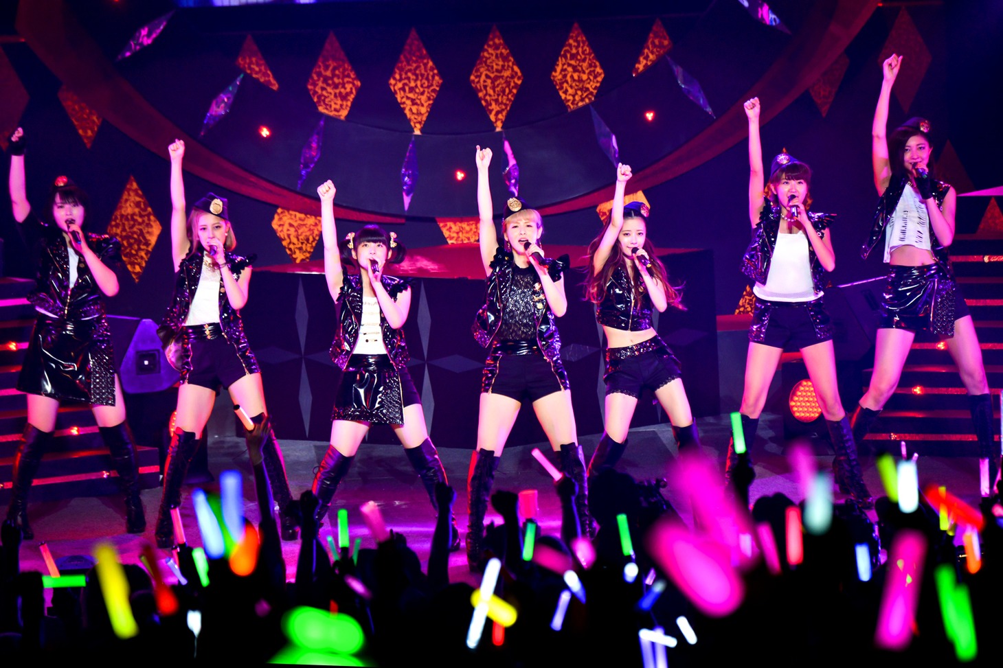 新曲「愛はいつも君の中に」を披露するBerryz工房。