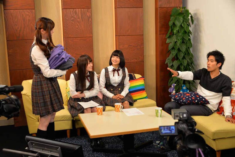 「ソニレコ！暇つぶしTV」収録現場になぜかジャージを持って登場した松村沙友理（左）。