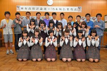 乃木坂46と麻布高校討論部の生徒たち。