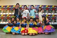 控え室での記念撮影。後列左から古坂大魔王、徳井健太（平成ノブシコブシ）、金田哲（はんにゃ）、保田圭。