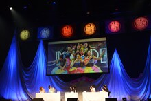 「店長サミット」の様子。控え室で「レリゴー、レリゴー」とうろ覚えの歌を歌うチームしゃちほこがスクリーンに。