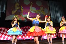 くるっと回って新衣装をアピールする秋本帆華（左から2番目）。