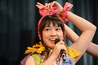 新衣装の頭に付けられたバンダナはメンバーそれぞれ異なる形をしている。