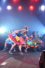 新曲「エンジョイ人生」を初披露するチームしゃちほこ。