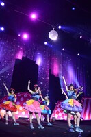 「でらディスコ」では天井のミラーボールが輝いた。