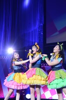 「私がセンター」を歌う安藤ゆずとストロベリー・グッバイ・フォーエバーズ。