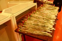 終演後のロビーには、母の日のプレゼントを用意していなかったファンのために、カーネーションが500本用意された。