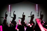 「人形が動き出す」という設定のオープニングシーン。