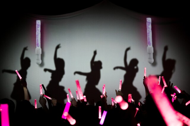 「人形が動き出す」という設定のオープニングシーン。