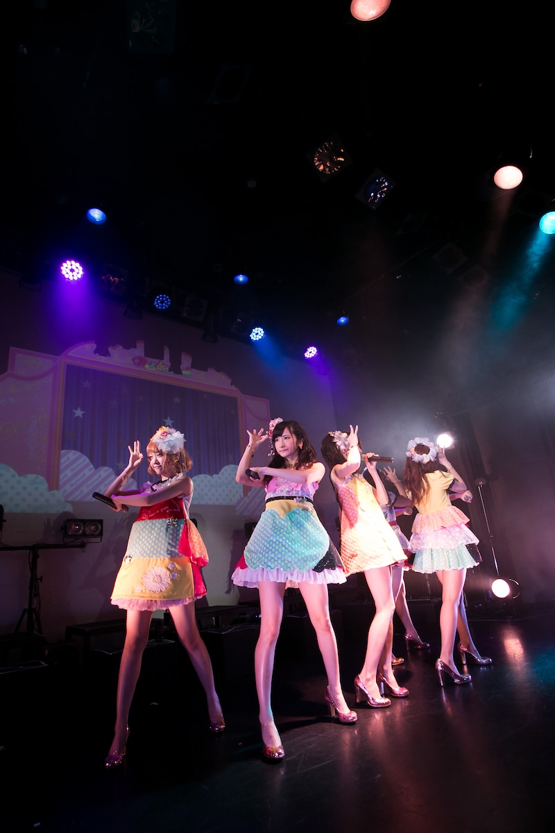 新しい衣装で新曲「君のネガイ叶えたい！」を披露するDoll☆Elements。