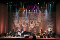 「ohashiTrio HALL TOUR 2014」NHKホール公演の様子。ステージ背面には、大橋トリオの歴代作品タイトルが書かれた幕が飾られた。