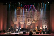 「ohashiTrio HALL TOUR 2014」NHKホール公演の様子。ステージ背面には、大橋トリオの歴代作品タイトルが書かれた幕が飾られた。