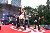 センターステージでパフォーマンスするDISH//。