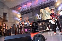 DISH//の生演奏の様子。