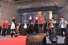 ヤンキー軍団にステージを乗っ取られるDISH//。