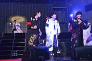 To-iの“サラスラッシャー”の威力を高めるためスラッシャーの声援を乞うRYUJI、TAKUMI、MASAKI。