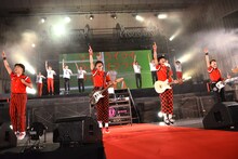 新曲「サイショの恋～モテたくて～」を披露するDISH//。