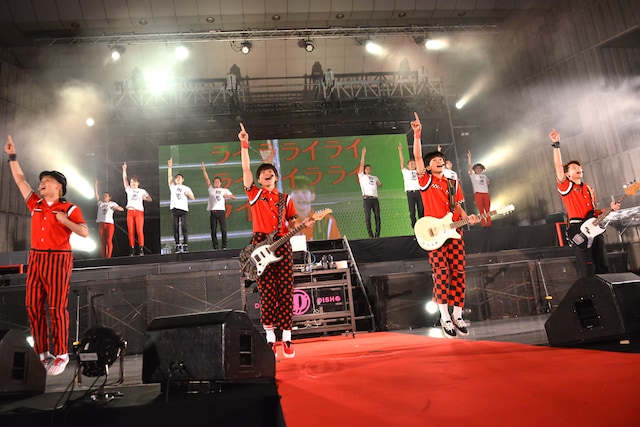 新曲「サイショの恋～モテたくて～」を披露するDISH//。