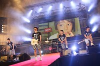 幼少期の写真をバックに熱演するDISH//。