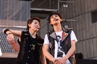 TAKUMIの頭をはたこうとするRYUJI。