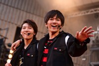 肩を組むRYUJIとMASAKI。