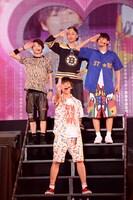 「ラブソングなんて似合わない」を披露するDISH//。