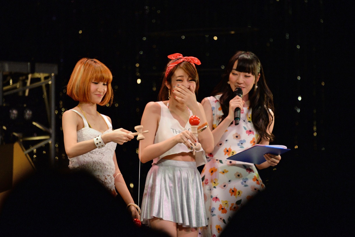左からハイジャン（ウェザーガールズ）、リア（ウェザーガールズ）、松井咲子。