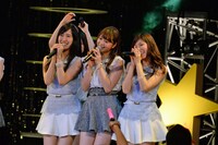 左から橋本楓（アイドリング!!!）、大川藍（アイドリング!!!）、橘ゆりか（アイドリング!!!）。