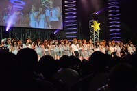 出演者全員で「セーラー服を脱がさないで」を歌う様子。