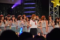 出演者全員で「セーラー服を脱がさないで」を歌う様子。