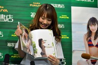 「私にセクシーを求めてる人はいないと思うんですけど（笑）」と言ってビキニショットを紹介する石田亜佑美。