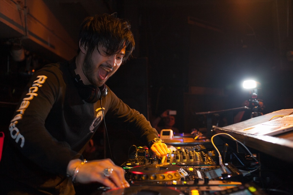 日本代表DJに決定し、喜びのプレイを披露するKAZUMA TAKAHASHI。