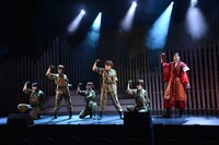 「Berryz工房10周年記念舞台 演劇女子部『ミュージカル戦国自衛隊』」のワンシーン。