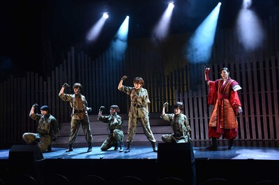 「Berryz工房10周年記念舞台 演劇女子部『ミュージカル戦国自衛隊』」のワンシーン。